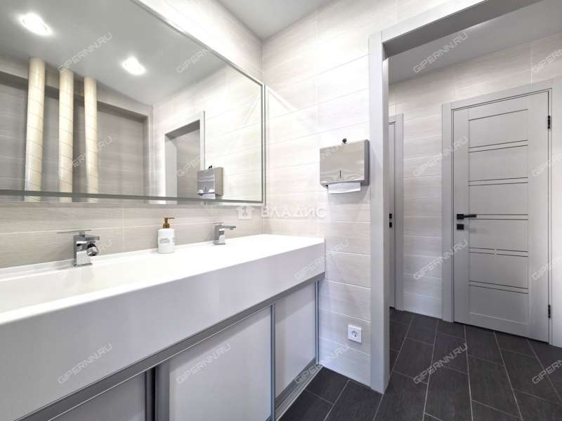 здание под офис, торговую площадь на улице Ларина