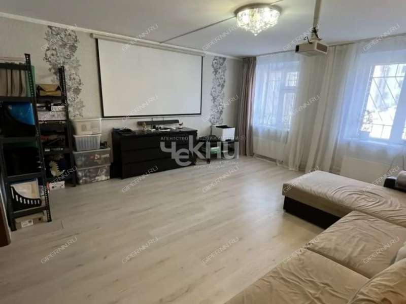 трёхкомнатная квартира на улице Александра Хохлова дом 5