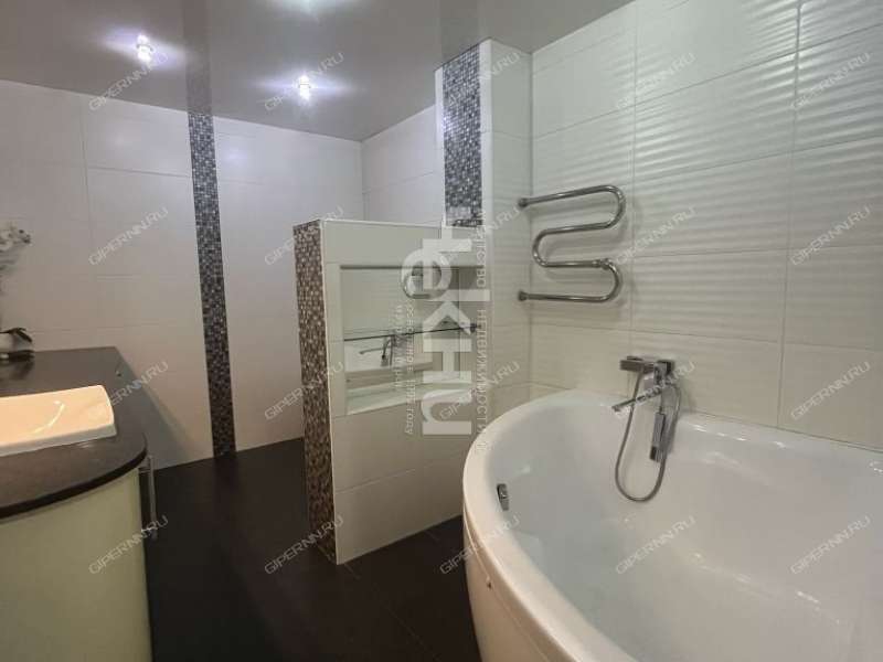 пятикомнатная квартира на улице Красных Зорь дом 22