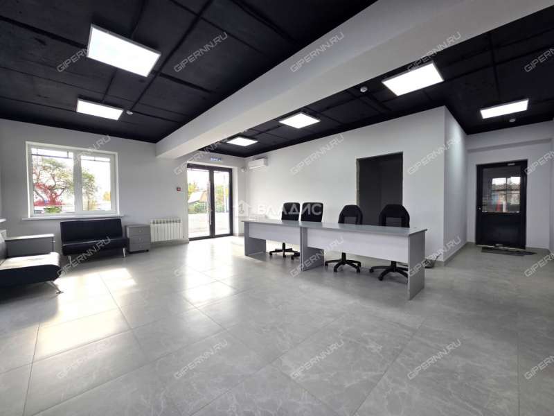 здание под офис, торговую площадь на улице Ларина