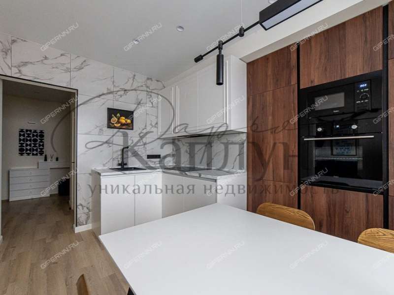 трёхкомнатная квартира на Светлогорской улице дом 6