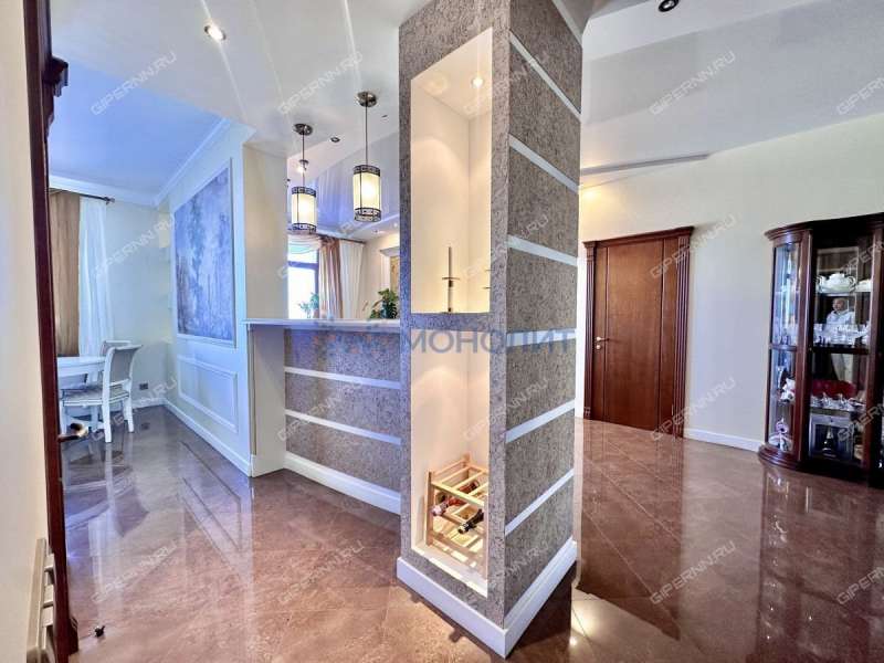 трёхкомнатная квартира на улице Короленко дом 19б