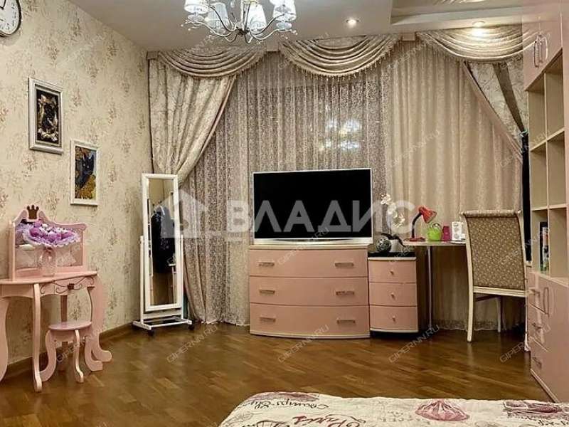 четырёхкомнатная квартира на улице Дунаева дом 8